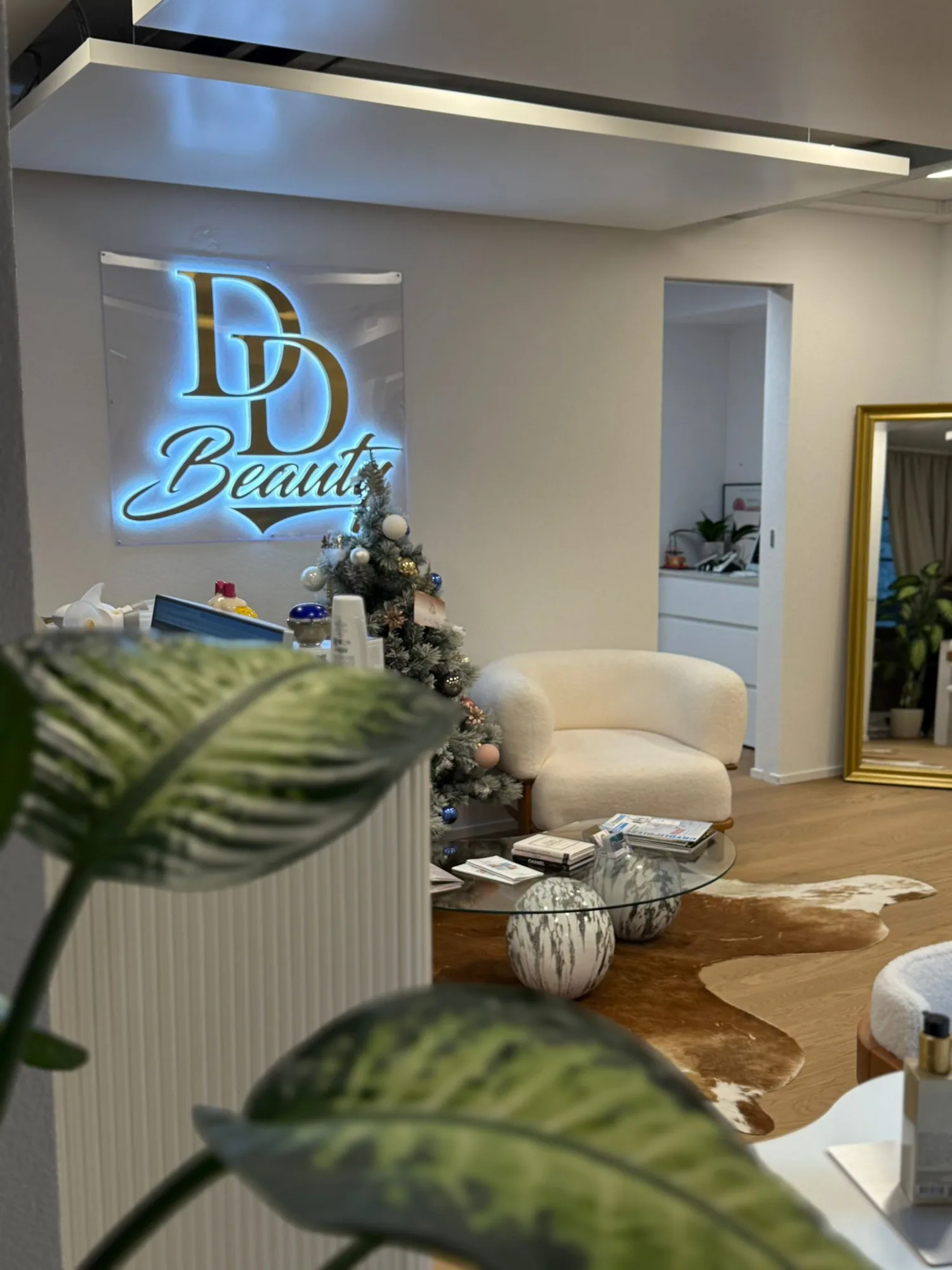 Empfang von D&D Beauty mit leuchtendem DD-Logo