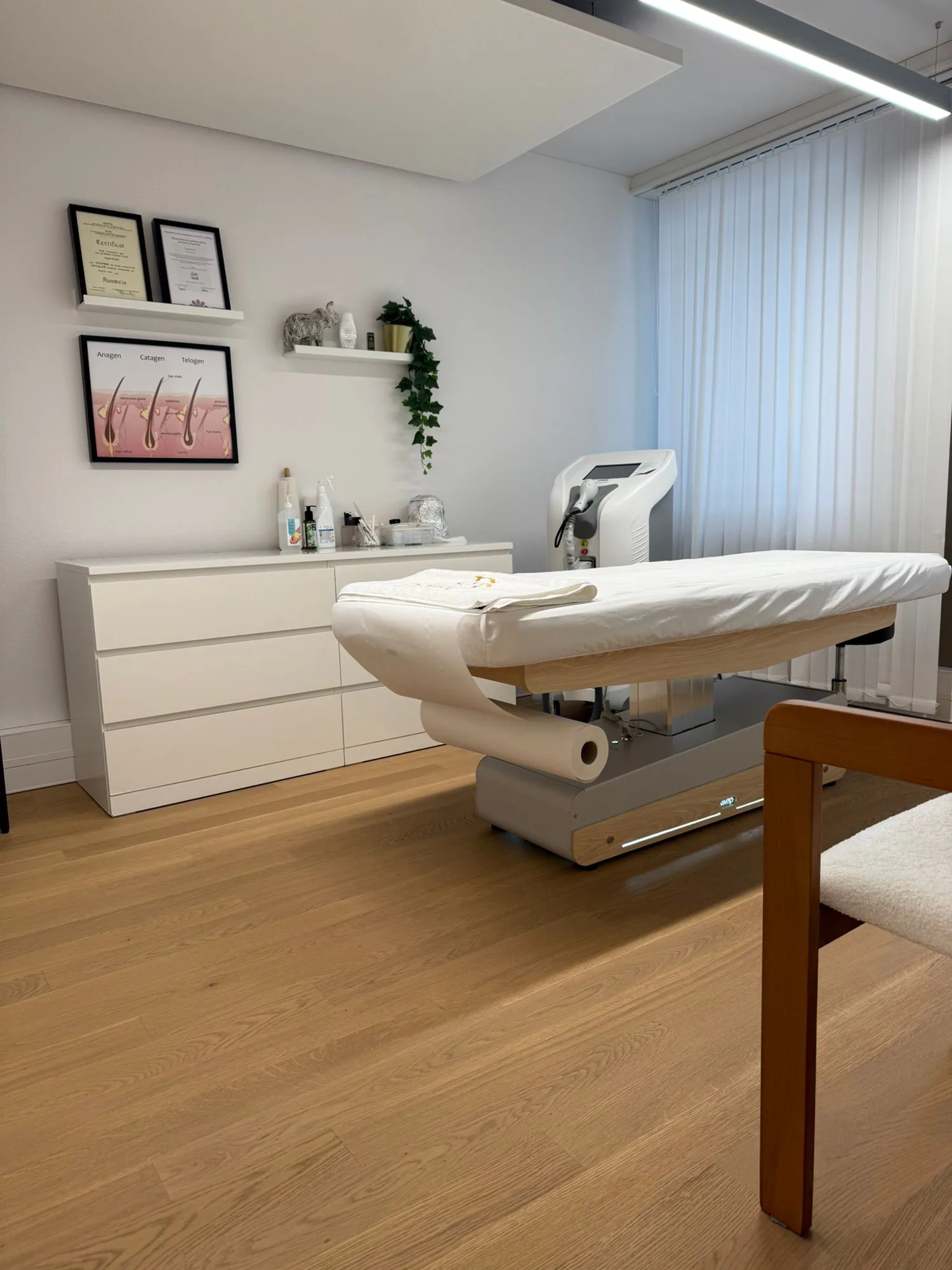Behandlungsraum mit Liege und Laser-Gerät